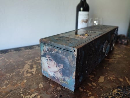 Cutie Unicat pentru Sticlă de Vin - Decorată Manual în Stil Steampunk [3]