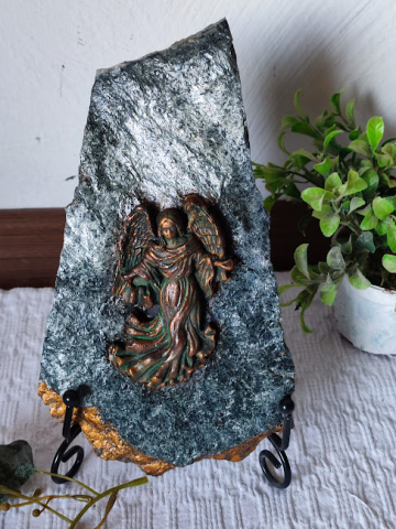 Icoane și Decor Rustic – Unicate din Lemn și Piatră - Decoratiune pe piatră naturală -Granit Albastru cu înger turnat și pictat manua