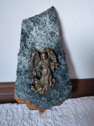 Decoratiune pe piatră naturală -Granit Albastru cu înger turnat și pictat manua [1]