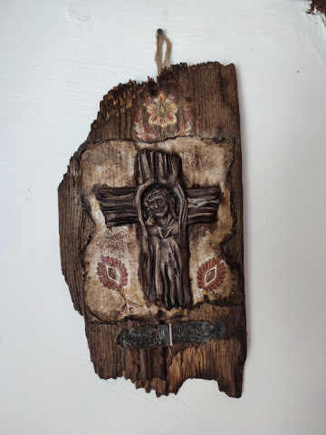Decorațiune Rustică Unicat – Cruce în Relief pe Lemn Recuperat [6]