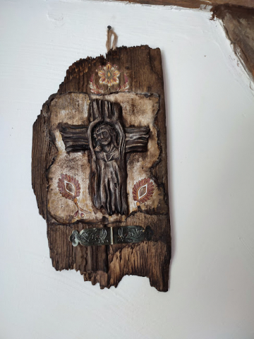 Decorațiune Rustică Unicat – Cruce în Relief pe Lemn Recuperat [3]