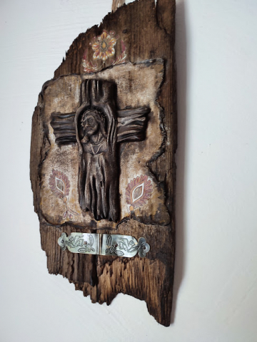 Decorațiune Rustică Unicat – Cruce în Relief pe Lemn Recuperat [4]