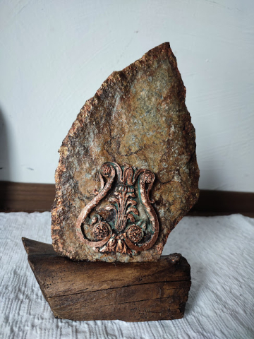 Decorațiune unicat din granit cu suport din lemn și ornament ceramic [2]