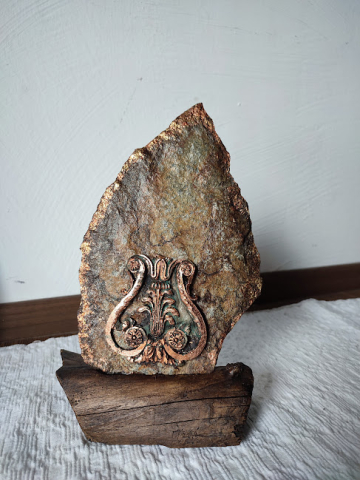 Decorațiune unicat din granit cu suport din lemn și ornament ceramic [1]