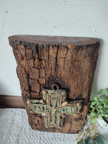 Crucifix în relief pe lemn vechi rustic [3]