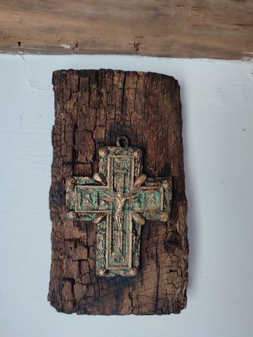 Crucifix în relief pe lemn vechi rustic [2]