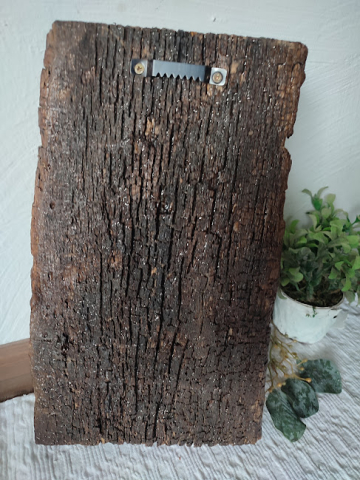 Crucifix în relief pe lemn vechi rustic [7]