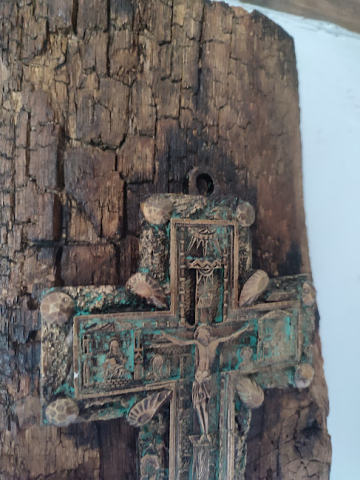 Crucifix în relief pe lemn vechi rustic [5]