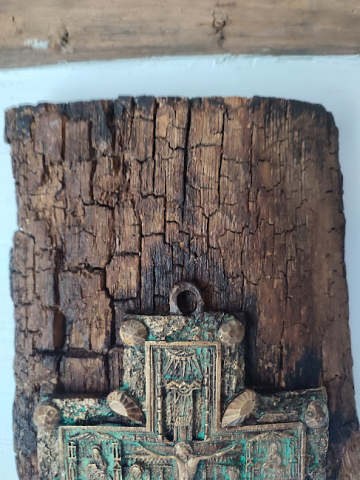 Crucifix în relief pe lemn vechi rustic [4]