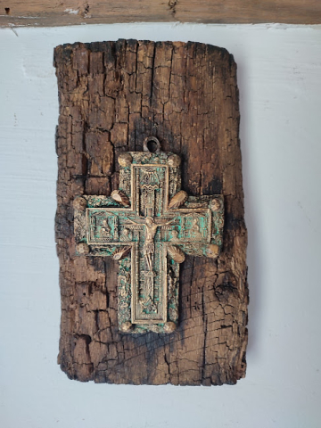 Crucifix în relief pe lemn vechi rustic [6]