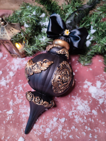 Crăciun Vintage – Globuri și Decorațiuni Handmade cu Suflet și Patina Timpului - Glob Decorativ XXL Negru Caviar – Eleganță Aurie pentru Crăciun