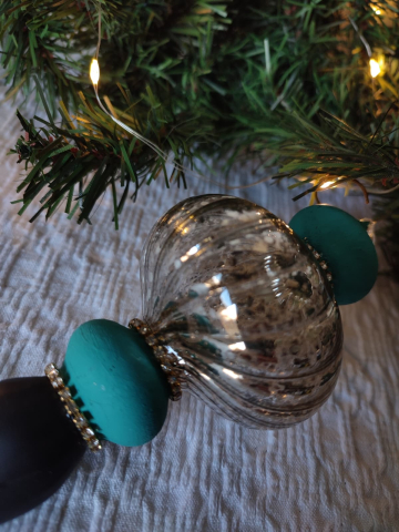 Glob decorativ din sticlă handmade – ornament elegant pentru brad de Crăciun vintage [7]