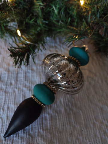 Glob decorativ din sticlă handmade – ornament elegant pentru brad de Crăciun vintage [6]