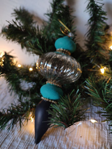 Crăciun Vintage – Globuri și Decorațiuni Handmade cu Suflet și Patina Timpului - Glob decorativ din sticlă handmade – ornament elegant pentru brad de Crăciun vintage