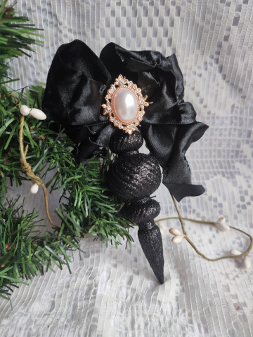 Glob decorativ handmade cu glitter negru, fundă satinată și broșă vintage – ornament unicat Crăciun [7]