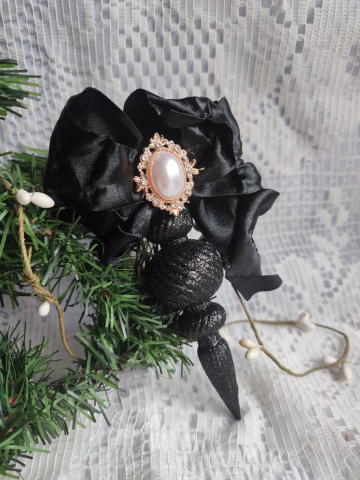 Glob decorativ handmade cu glitter negru, fundă satinată și broșă vintage – ornament unicat Crăciun [5]