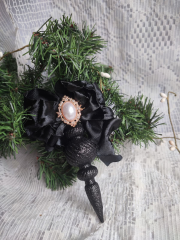 Glob decorativ handmade cu glitter negru, fundă satinată și broșă vintage – ornament unicat Crăciun [3]