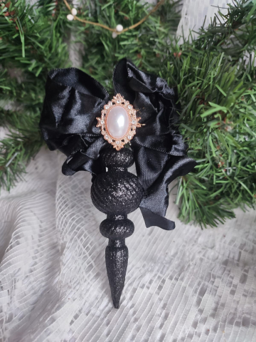 Glob decorativ handmade cu glitter negru, fundă satinată și broșă vintage – ornament unicat Crăciun [1]