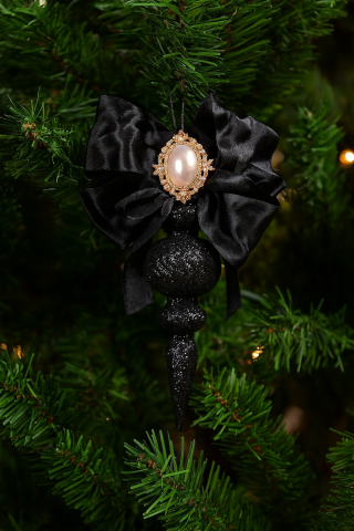 Crăciun Vintage – Globuri și Decorațiuni Handmade cu Suflet și Patina Timpului - Glob decorativ handmade cu glitter negru, fundă satinată și broșă vintage – ornament unicat Crăciun