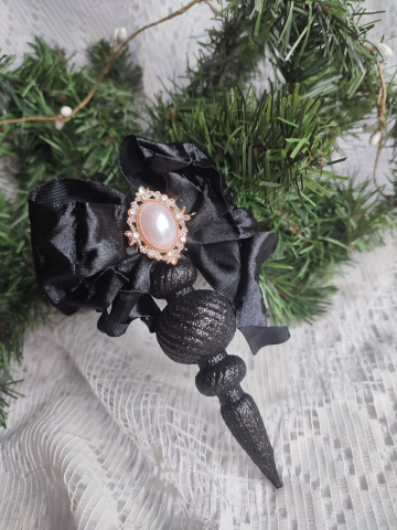 Glob decorativ handmade cu glitter negru, fundă satinată și broșă vintage – ornament unicat Crăciun [2]