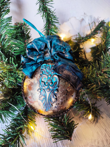 Crăciun Vintage – Globuri și Decorațiuni Handmade cu Suflet și Patina Timpului - glob-decorativ-handmade-vintage-foita-aurie-relief-baroc