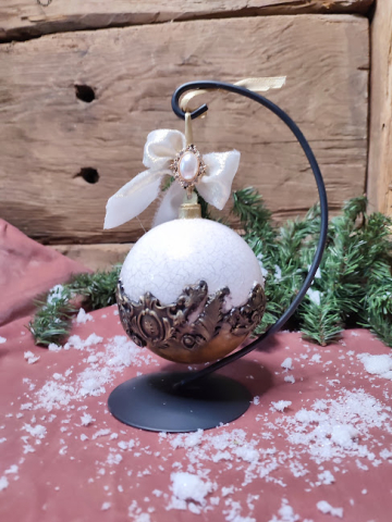 Glob Regal Handmade – Ornament de Crăciun cu Detalii Aurii și Perlă Decorativă [5]