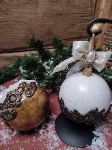 Glob Regal Handmade – Ornament de Crăciun cu Detalii Aurii și Perlă Decorativă [1]