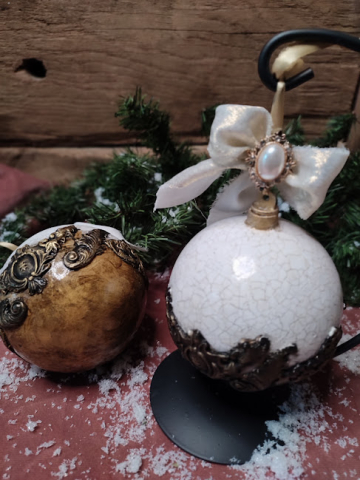 Glob Regal Handmade – Ornament de Crăciun cu Detalii Aurii și Perlă Decorativă [2]