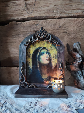 Icoană cu Madona și candelă în ramă sculptată [0]