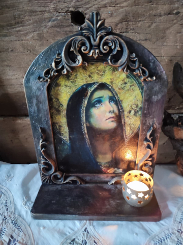 Icoană cu Madona și candelă în ramă sculptată [5]