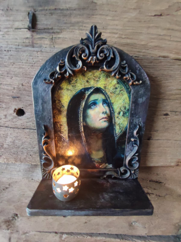 Icoană cu Madona și candelă în ramă sculptată [1]