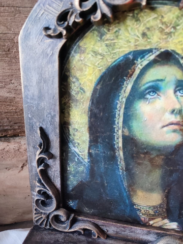 Icoană cu Madona și candelă în ramă sculptată [4]