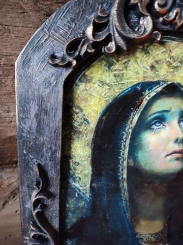 Icoană cu Madona și candelă în ramă sculptată [3]