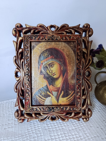 Icoane și Decor Rustic – Unicate din Lemn și Piatră - Icoană „Maica Domnului Îndurerată” – tehnică mixtă, ramă sculptata, decor masă/perete
