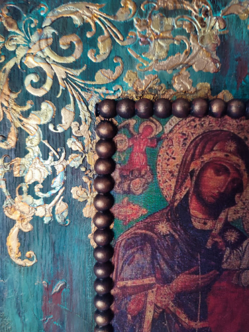 Icoană Maica Domnului pe lemn patinat – detalii aurii și mărgele [2]