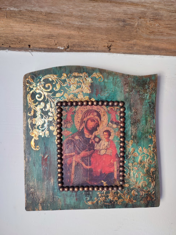 Icoană Maica Domnului pe lemn patinat – detalii aurii și mărgele [1]