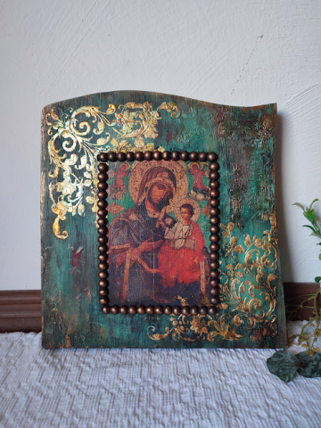 Icoană Maica Domnului pe lemn patinat – detalii aurii și mărgele [4]