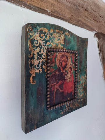 Icoană Maica Domnului pe lemn patinat – detalii aurii și mărgele [5]