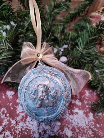 Crăciun Vintage – Globuri și Decorațiuni Handmade cu Suflet și Patina Timpului - Glob decorativ mare cu înger – ornament vintage pentru Crăciun