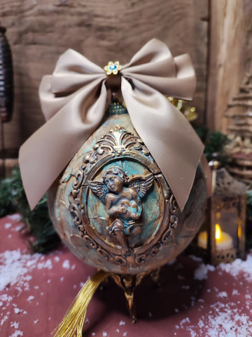 Crăciun Vintage – Globuri și Decorațiuni Handmade cu Suflet și Patina Timpului - Glob decorativ mare cu înger – ornament vintage pentru Crăciun