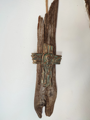 Cruce antichizată pe lemn rustic [3]