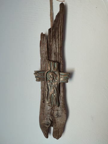 Cruce antichizată pe lemn rustic [2]