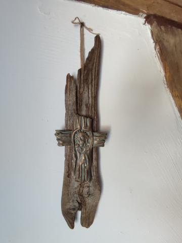Cruce antichizată pe lemn rustic [1]