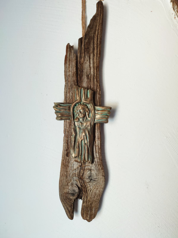 Icoane și Decor Rustic – Unicate din Lemn și Piatră - Cruce antichizată pe lemn rustic