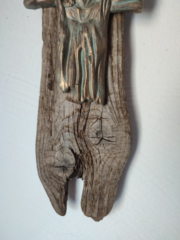 Cruce antichizată pe lemn rustic [4]