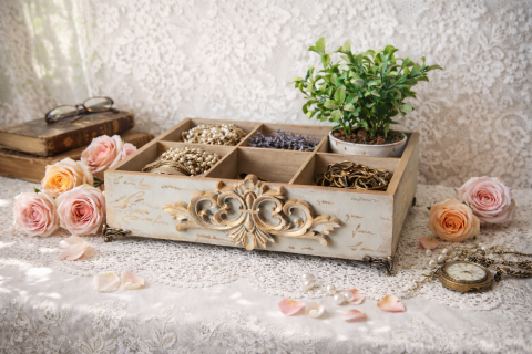 Cutii și Casete Bijuterii Handmade – Eleganță Unicat pentru Comori Personale - Organizator Vintage din Lemn cu 6 Compartimente și Detalii Sculptate