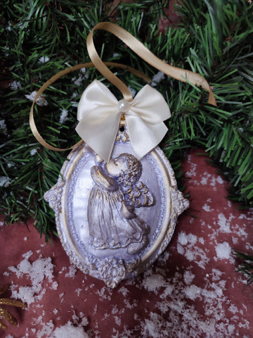 Crăciun Vintage – Globuri și Decorațiuni Handmade cu Suflet și Patina Timpului - Ornament Crăciun handmade – înger decorativ din ceramică cu fundă satinată și perlă