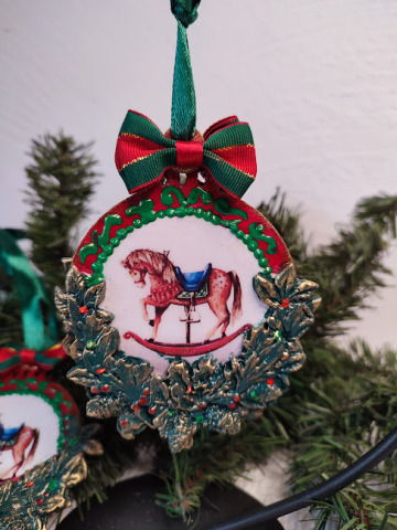 Crăciun Vintage – Globuri și Decorațiuni Handmade cu Suflet și Patina Timpului - ornament-handmade-craciun-calut-balansoar-vintage