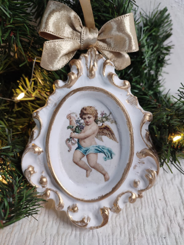 Crăciun Vintage – Globuri și Decorațiuni Handmade cu Suflet și Patina Timpului - Ornament Crăciun handmade – înger vintage în ramă ceramică