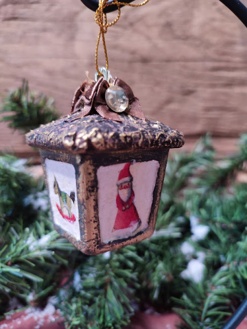 Crăciun Vintage – Globuri și Decorațiuni Handmade cu Suflet și Patina Timpului - Ornament Crăciun handmade – felinar vintage cu picturi festive și detalii elegante